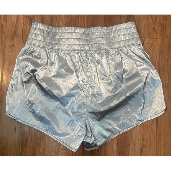 GapFit High Rise Running Shorts 🤍 - Picture 2 of 5